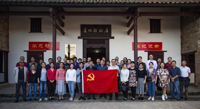 sunbet申搏,sunbet申搏官网的老师们在夏明翰故居前合影留念