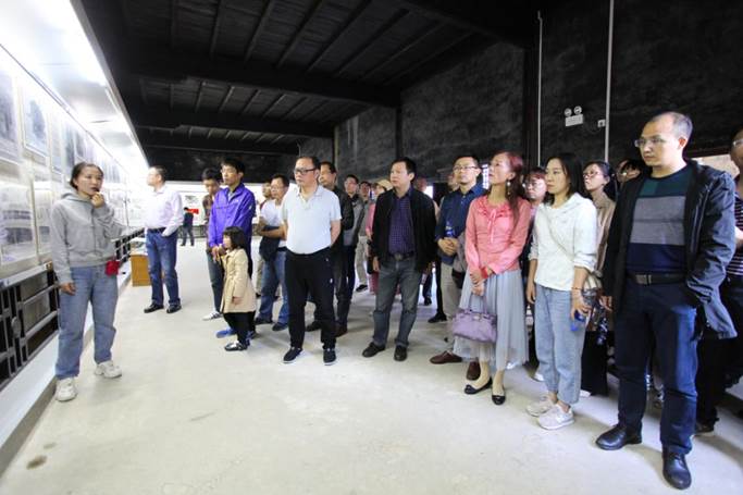 在解说员的带领下，sunbet申搏,sunbet申搏官网的老师们 在夏明翰故居展厅内了解伟人事迹 (3)