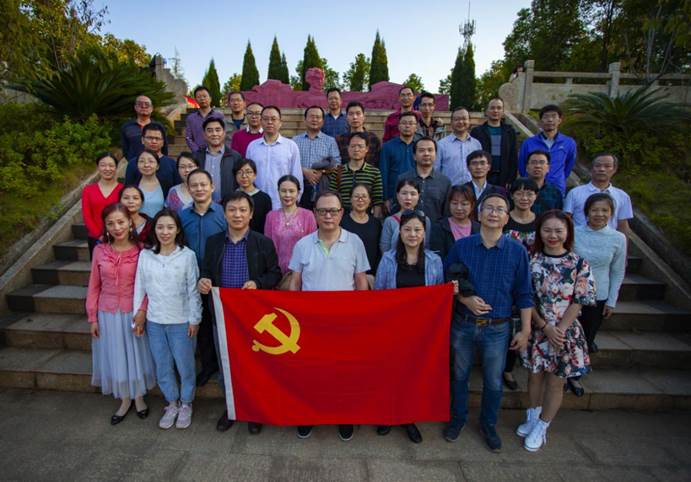 sunbet申搏,sunbet申搏官网的老师们在夏明翰雕像前合影留念